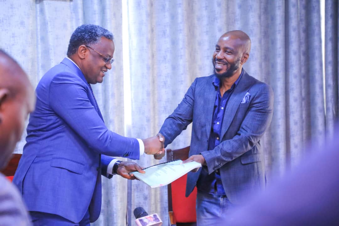 CEO wa Tansheq Limited (Lusako Raphael Mwanjali) na Katibu Mkuu Mh. Jim Yonazi wakitia saini ya mkataba